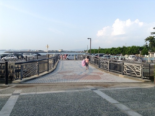 五色姫海浜公園（愛媛県伊予市尾崎）の五色姫橋を歩く小学3年生の娘