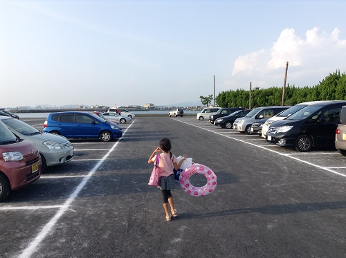 五色姫海浜公園（愛媛県伊予市尾崎）の駐車場（満車ではない）を歩く小学3年生の娘