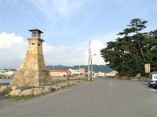 五色姫海浜公園（愛媛県伊予市尾崎）の駐車場入り口にある「伊予市指定文化財　有形文化財（建造物）萬安港旧灯台」
