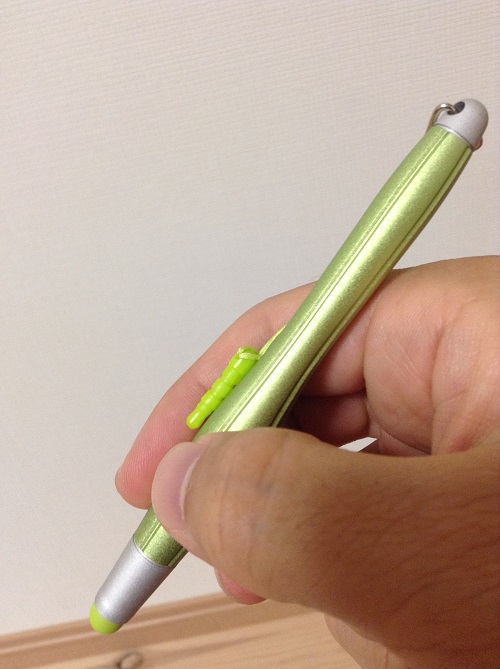 ELECOM「TOUCH PEN for Tablet ＆ Smartphone TB-TPLM01GN」のペンを右手で持った写真