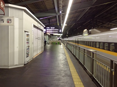 新神戸駅ホームの様子。右手には新幹線「こだま762号」（Rail Star）