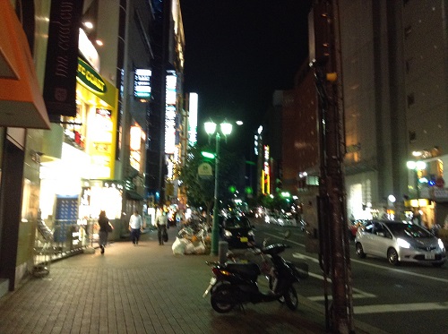 「神戸サウナ＆スパ」前の通り
