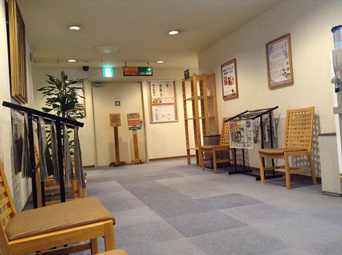 「神戸サウナ＆スパ」（KOBE SAUNA＆SPA）カプセルホテル前の通路兼休憩所