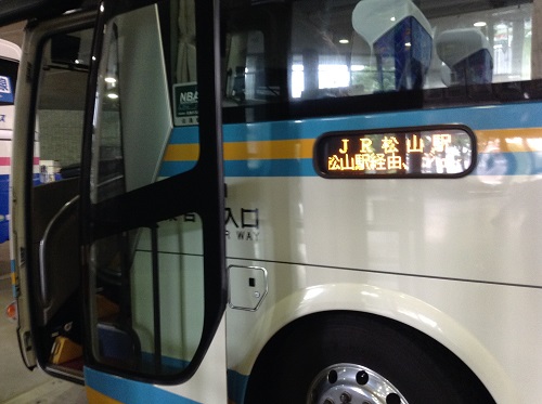 三宮バスターミナル内に到着した高速バス「松山EXP大阪7号」