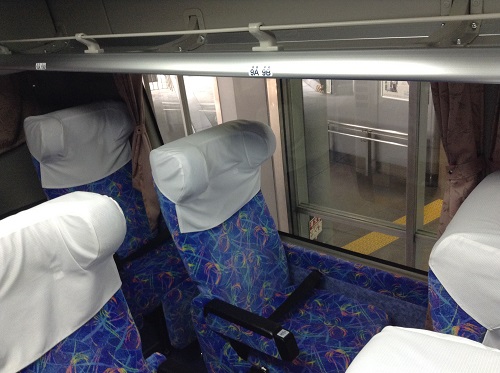 三宮バスターミナル内に到着した高速バス「松山EXP大阪7号」の車内の様子（前方より）