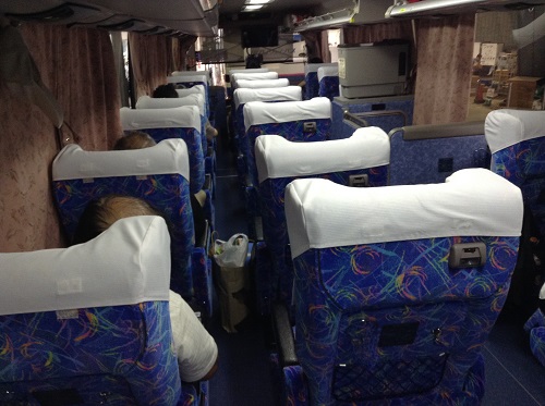 三宮バスターミナル内に到着した高速バス「松山EXP大阪7号」の車内の様子（後方より）