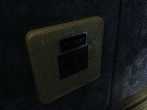 三宮バスターミナル内に到着した高速バス「松山EXP大阪7号」の窓側の席の足元にあるAC 100Vのコンセント
