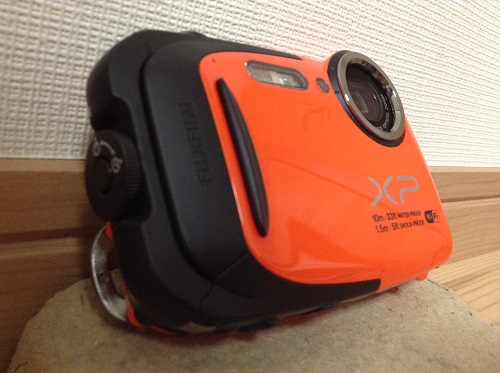 富士フィルムのデジタルカメラ「ファインピックス XP70（オレンジ）」本体（電池・SDカードメモリ収納部）