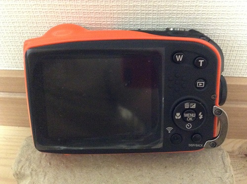 富士フィルムのデジタルカメラ「ファインピックス XP70（オレンジ）」本体（背面・液晶画面、ズームボタン等）