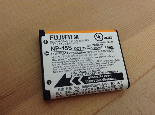富士フィルムのデジタルカメラ「ファインピックス XP70（オレンジ）」のバッテリー