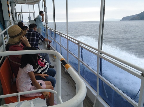 海中展望船「愛媛観光船ユメカイナ（愛南町西海観光船）」の甲板の様子
