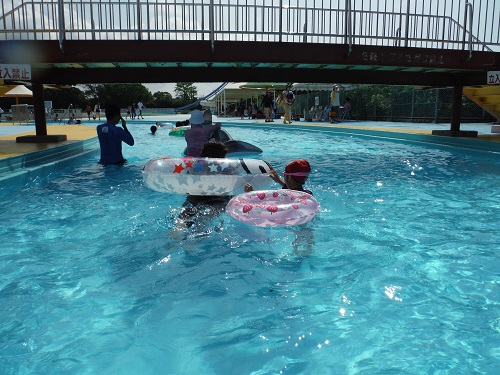 南レクジャンボプール（愛媛県南宇和郡愛南町御荘平城728）の流れるプールを泳ぐ娘