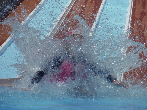 南レクジャンボプール（愛媛県南宇和郡愛南町御荘平城728）の滑り台（小スライダー）でプールに着水する娘