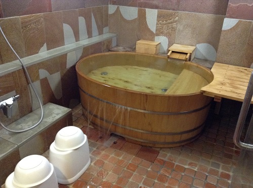 媛彦温泉の家族風呂（日帰りの湯）の貸切部屋内のお風呂場
