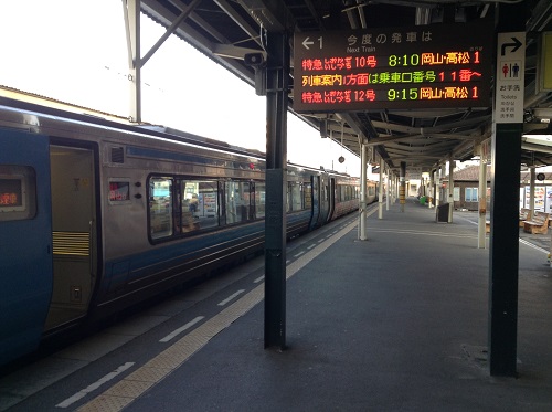 JR松山駅1番ホームに停車中の特急しおかぜ25号（アンパンマン列車）