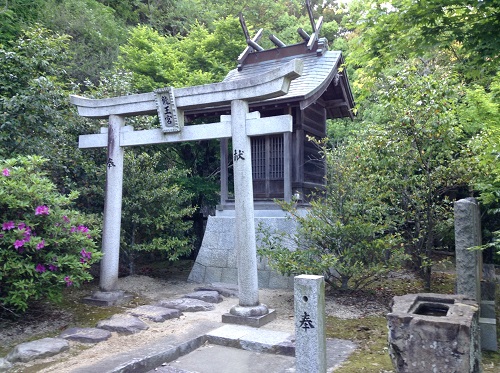 「大谷池築造殉職者供養塔入口」の石碑近くにある「龍王宮」という鳥居