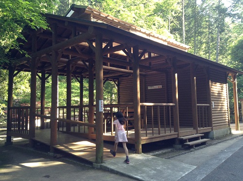 えひめ森林公園キャンプ場のトイレに隣接する木造の屋根付き休憩所