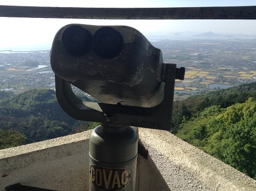 えひめ森林公園　谷上山第2展望台に設置されている双眼鏡（COVAC　B345）