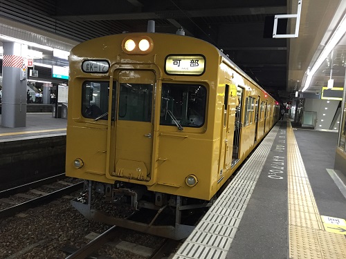 JR広島駅3番線ホームに停車中の列車「広K-12」（可部線・可部ゆき）