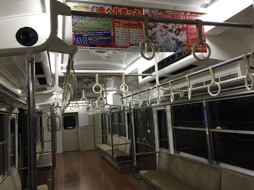 可部線「広K-12」の列車車内（JR可部駅に到着後、乗客が下車して誰もいなくなった車内）