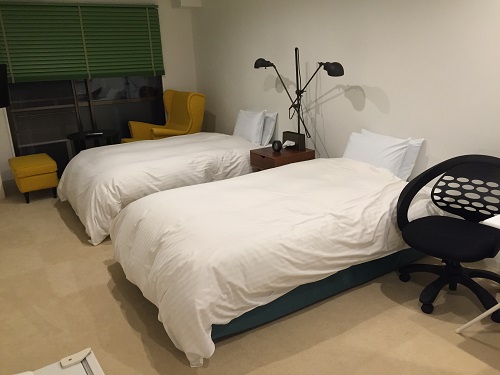 ホテルリッチ（広島県広島市安佐北区可部2-36-1）のツインルームにあるベッド2台