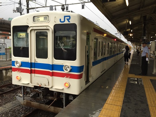 JR可部駅ホームに停車中の列車「K07」（広島ゆき）