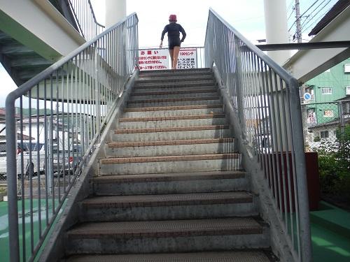イヨテツスポーツセンター・スパイラルウォータースライダーの階段を上っていく小学6年生の娘