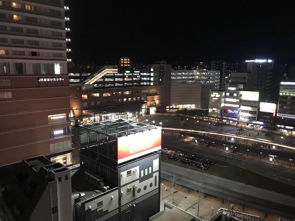 2020年2月 コモドホテル大分 禁煙シングルルーム 12階の部屋から眺めた大分駅前の風景（夜景）