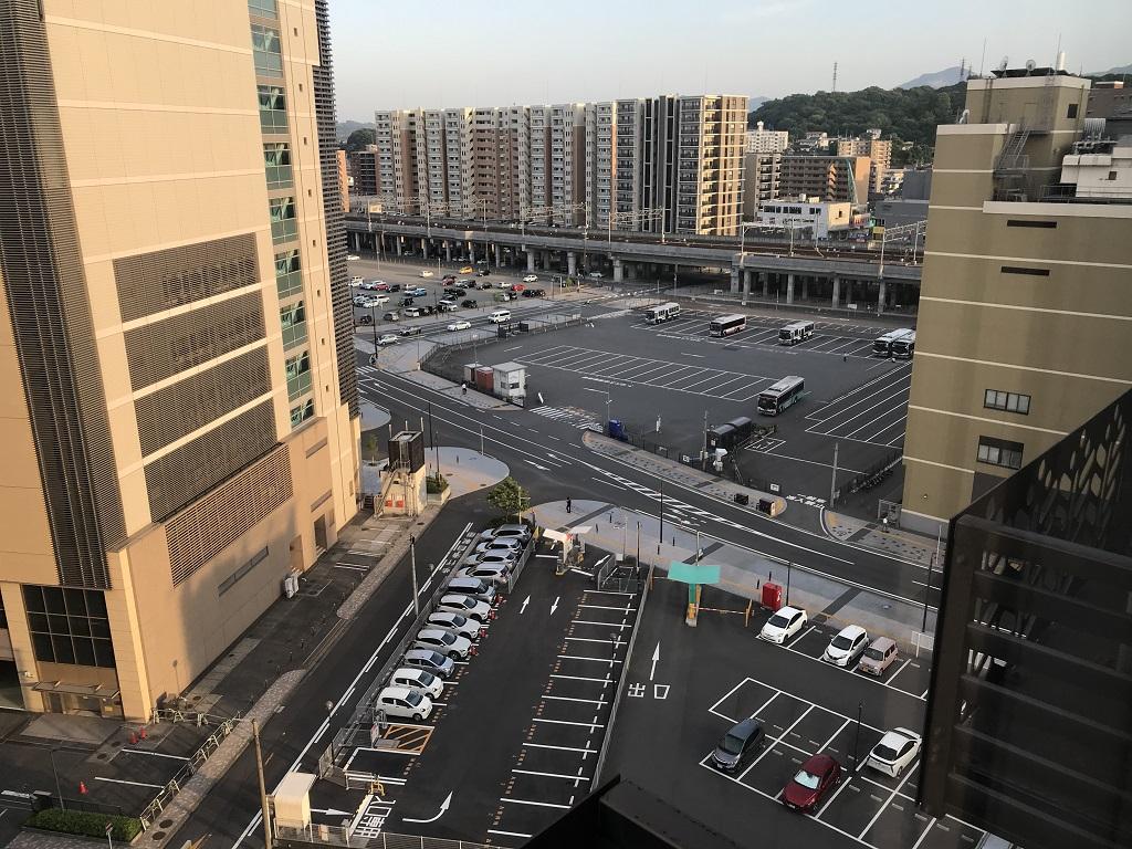 2020年6月 コモドホテル12階 禁煙シングルルームから見た外の景色（NTTドコモ大分ビル、駐車場、大分駅の高架鉄道）