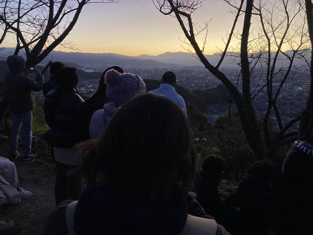 垣生山から松山市街を眺める娘やその他の人々
