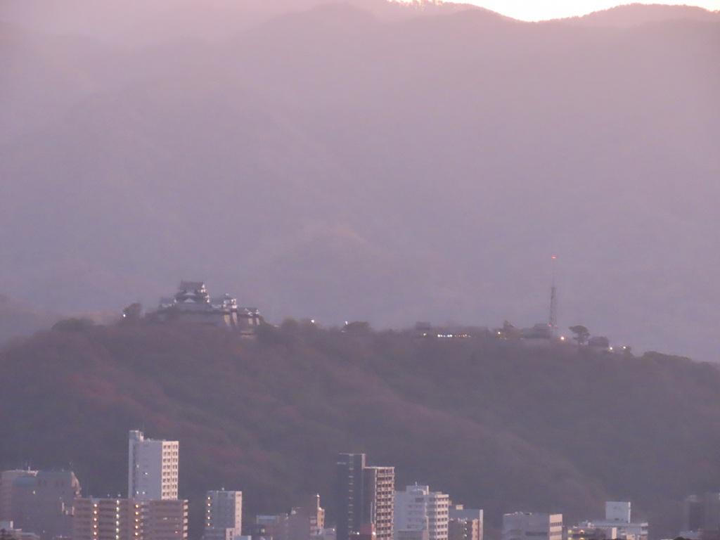 垣生山山頂から眺める夜明け前の松山城