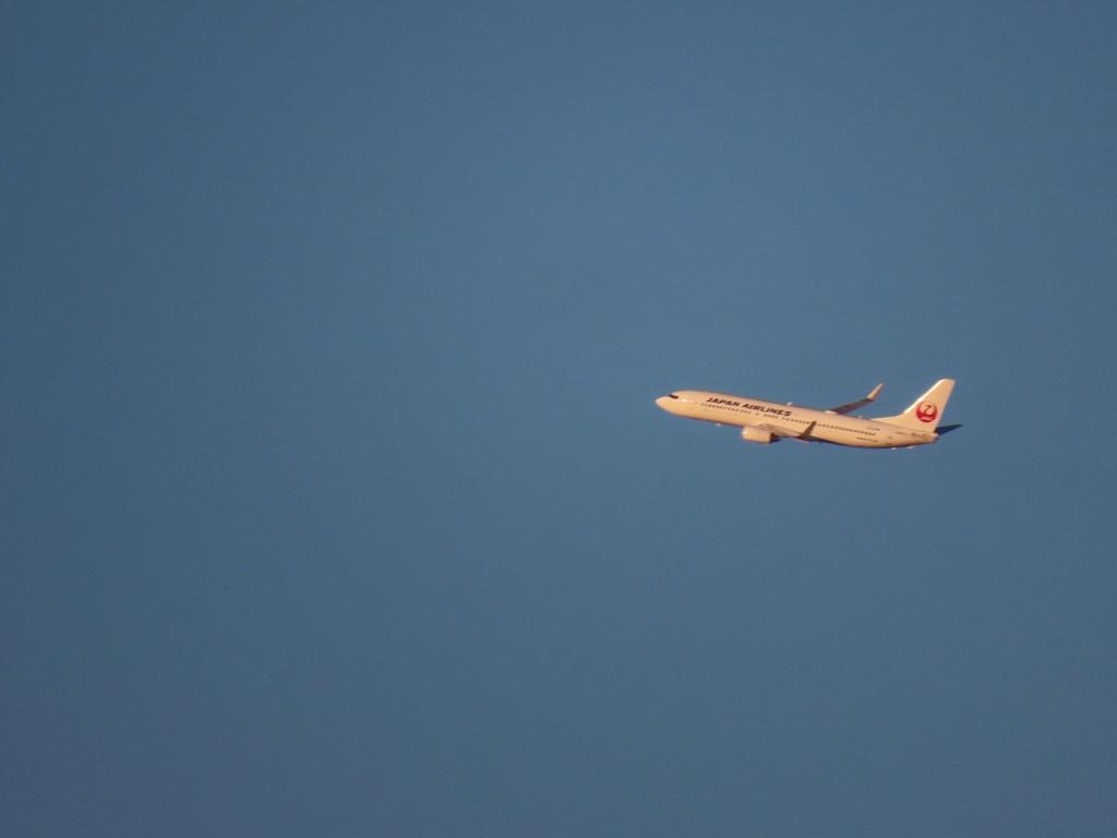 さらに上昇中のJALの飛行機