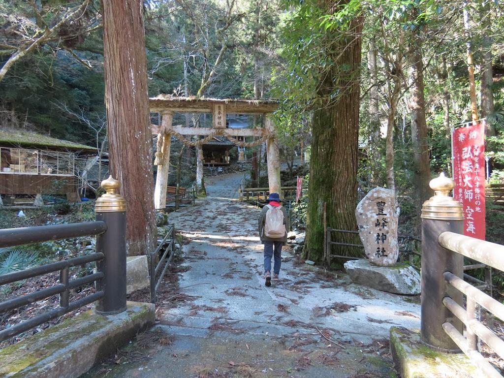 豊峰神社・権現山4:石碑・鳥居・娘