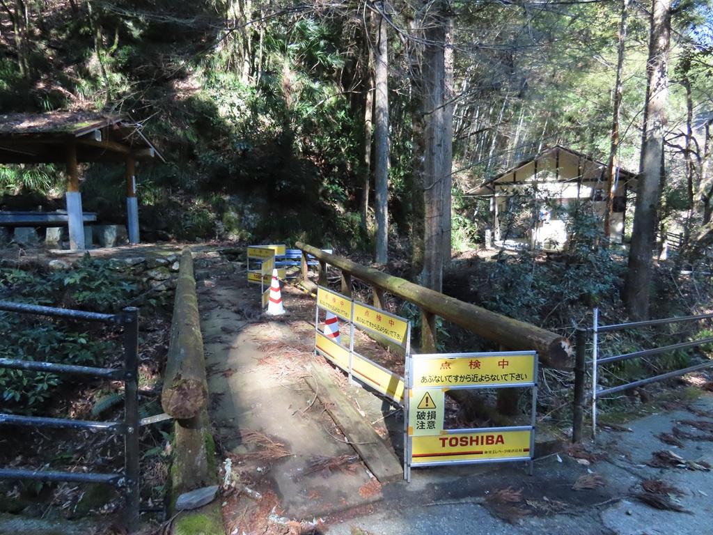 豊峰神社・権現山6:トイレ前の工事中の橋