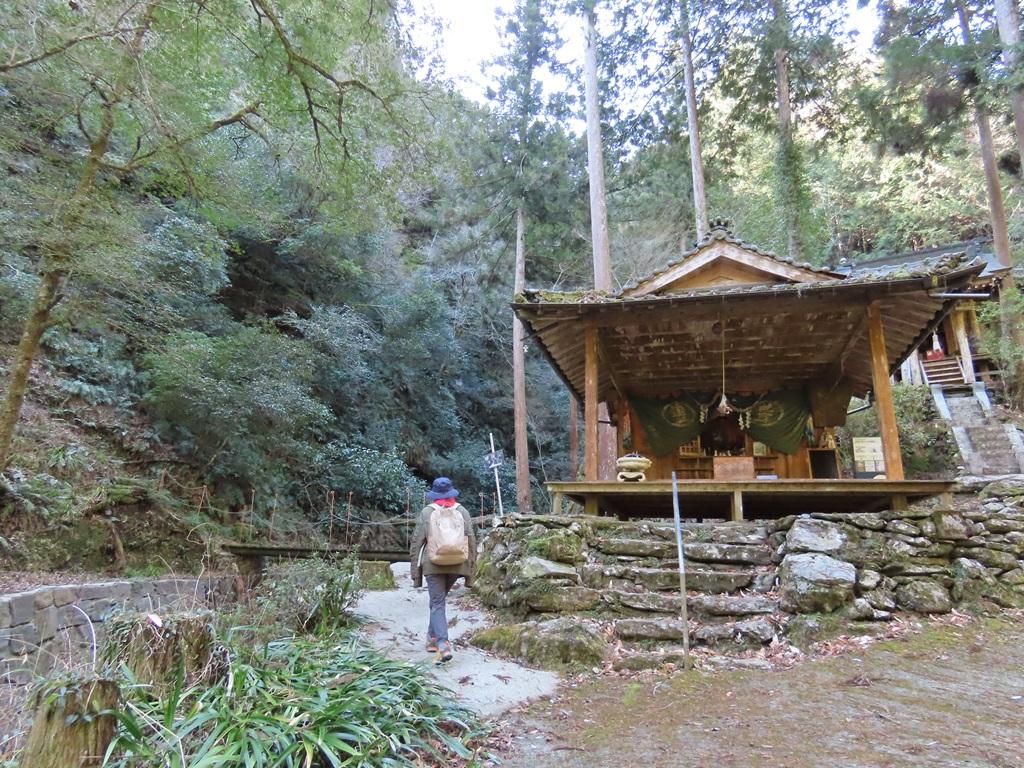 豊峰神社・権現山7:登山口に向かう娘