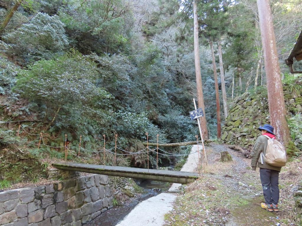 豊峰神社・権現山8:登山口の標識と娘