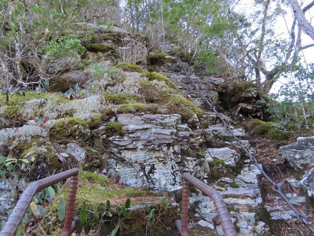 広田石鎚(総津権現山)18:鉄の梯子と鉄の鎖