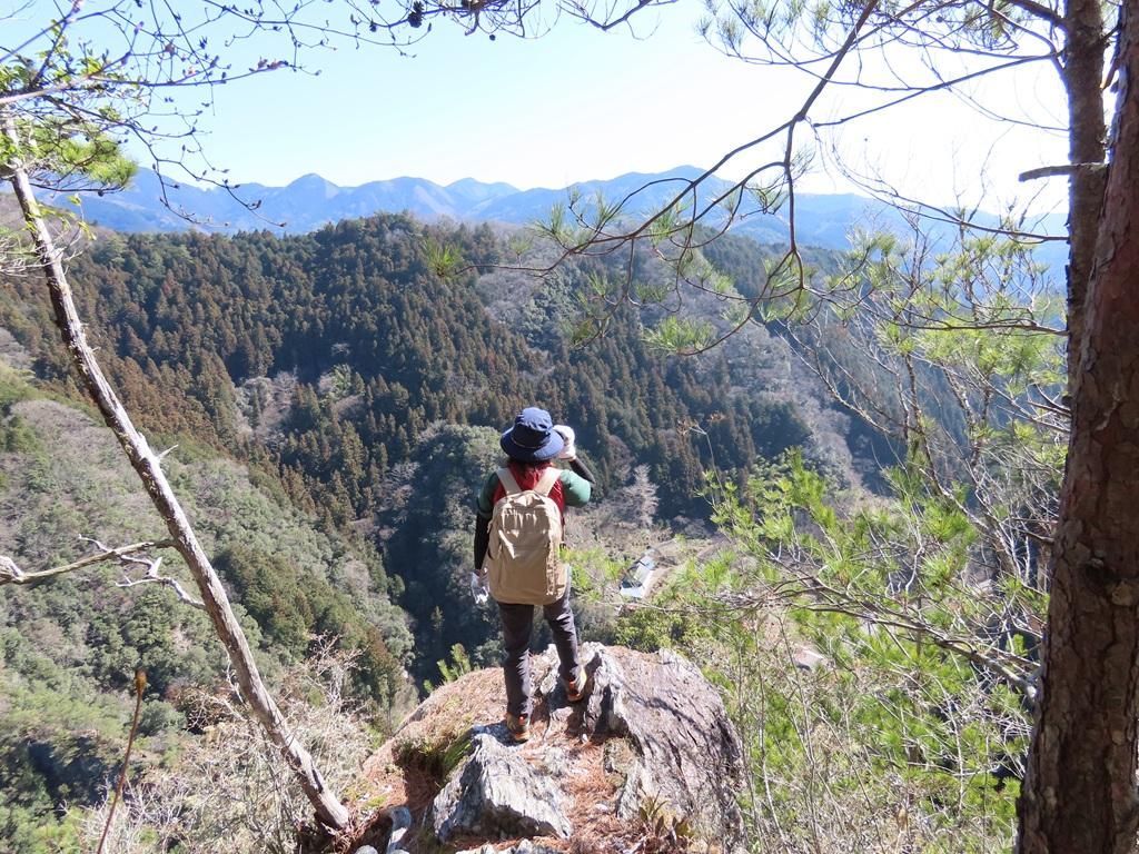 広田石鎚(総津権現山)30:三の鎖を登ってすぐの岩の上で景色を眺める娘