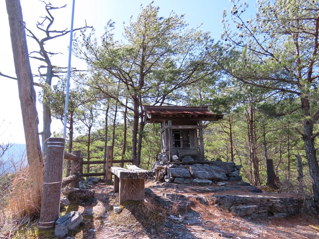 広田石鎚(総津権現山)32:山頂にある豊峰神社の社、ベンチ