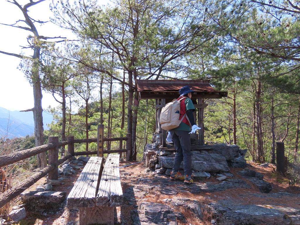 広田石鎚(総津権現山)33:豊峰神社の社に近づく娘