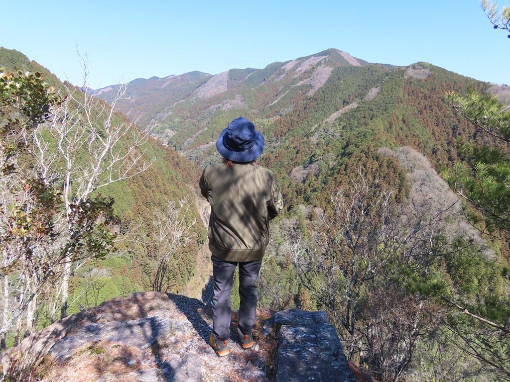 広田石鎚(総津権現山)34:山頂近くの崖の上から絶景を眺める娘