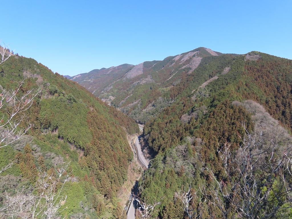 広田石鎚(総津権現山)36:山頂近くの崖の上から見える美しい山の景色