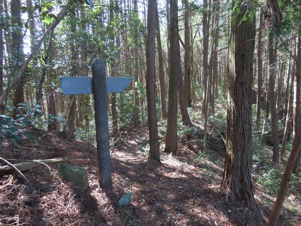 広田石鎚（総津権現山）下り道10：「遊歩道」の標識の裏側