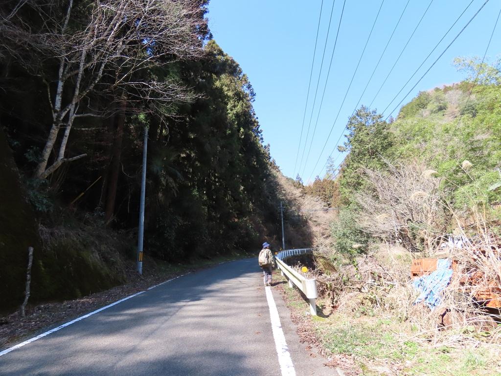 広田石鎚（総津権現山）下り道35：豊峰神社の鳥居・駐車場に向かう道