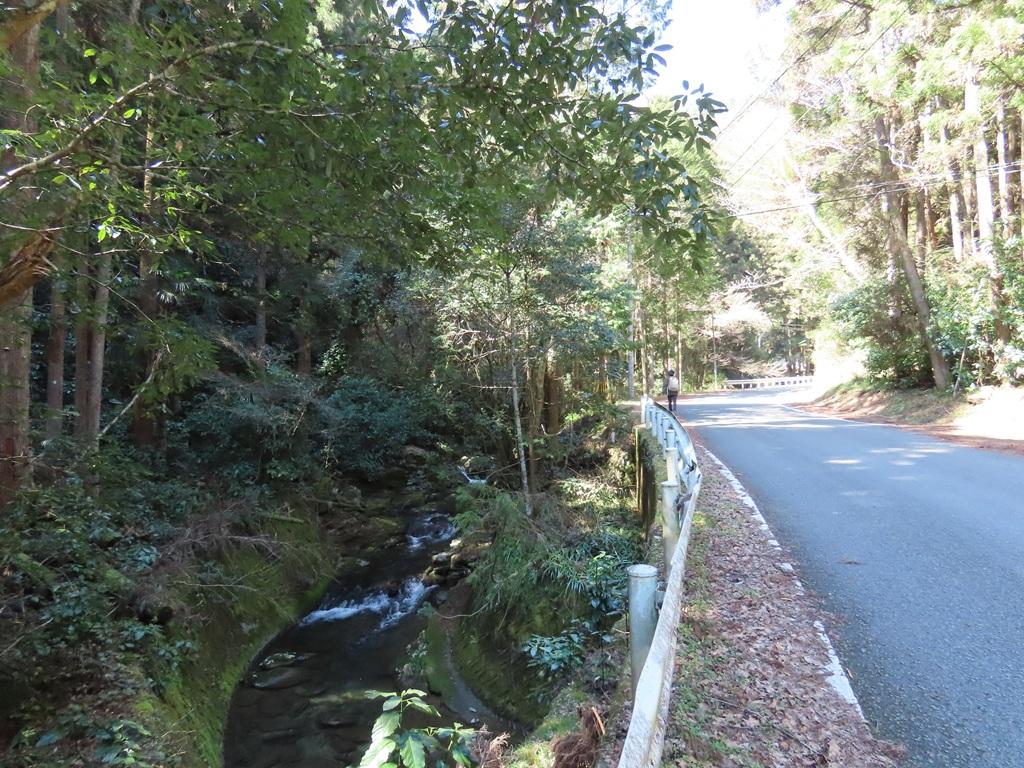 広田石鎚（総津権現山）下り道36：豊峰神社の鳥居・駐車場に向かう道（県道306号）、中野川