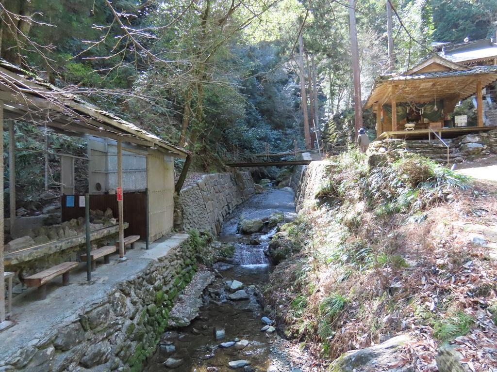 豊峰神社境内1:川とそうめん流しのテーブル