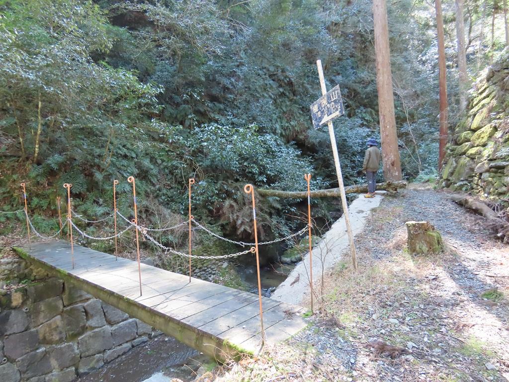 豊峰神社境内2:権現山登山口の立て札、橋