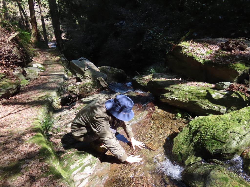 豊峰神社境内5:川の水に触れる娘