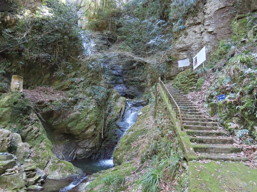 豊峰神社境内7:白糸の滝に向かう道、石段