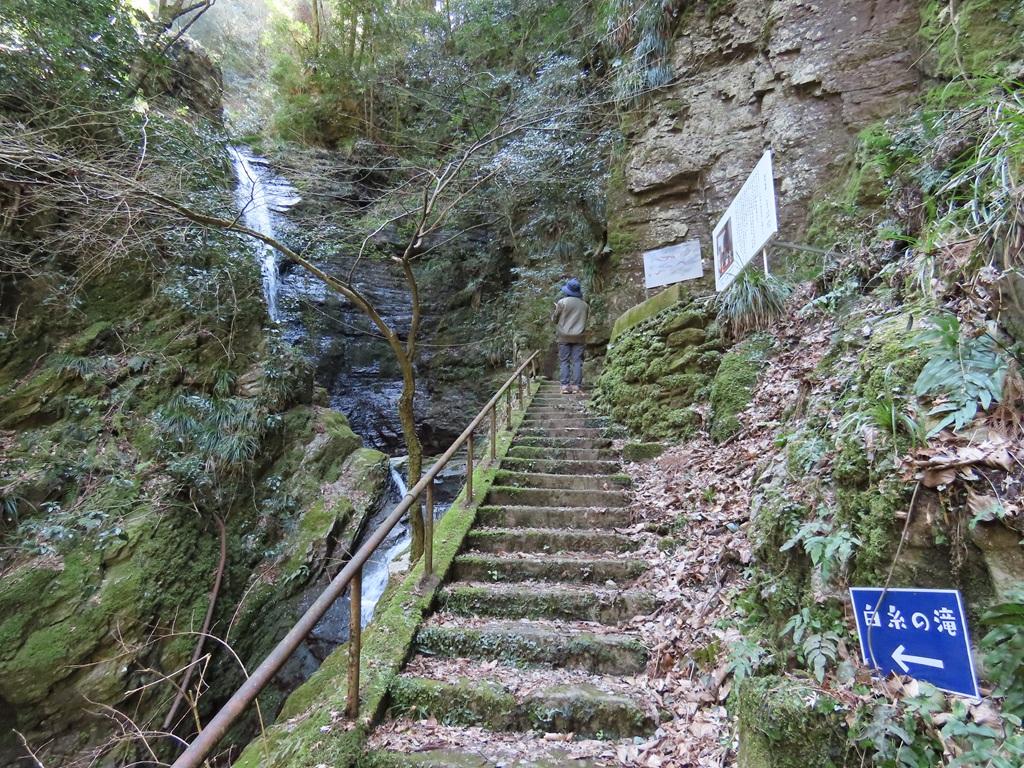 豊峰神社境内8:白糸の滝に向かう道、石段